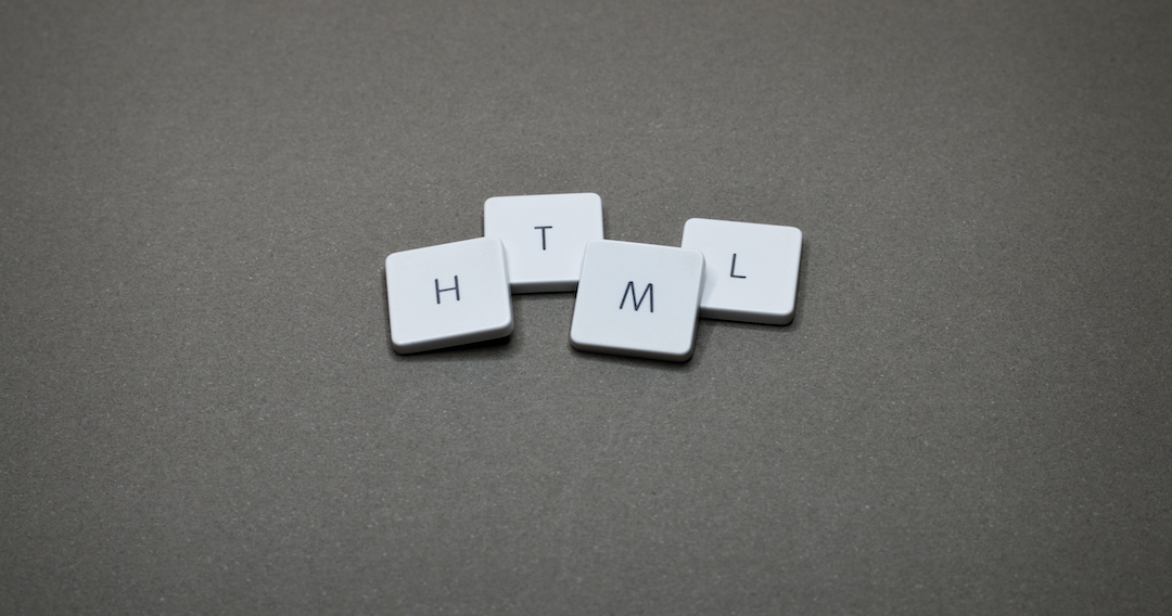 Lettere in HTML - Foto di Miguel A. Padrinan da Pexels 