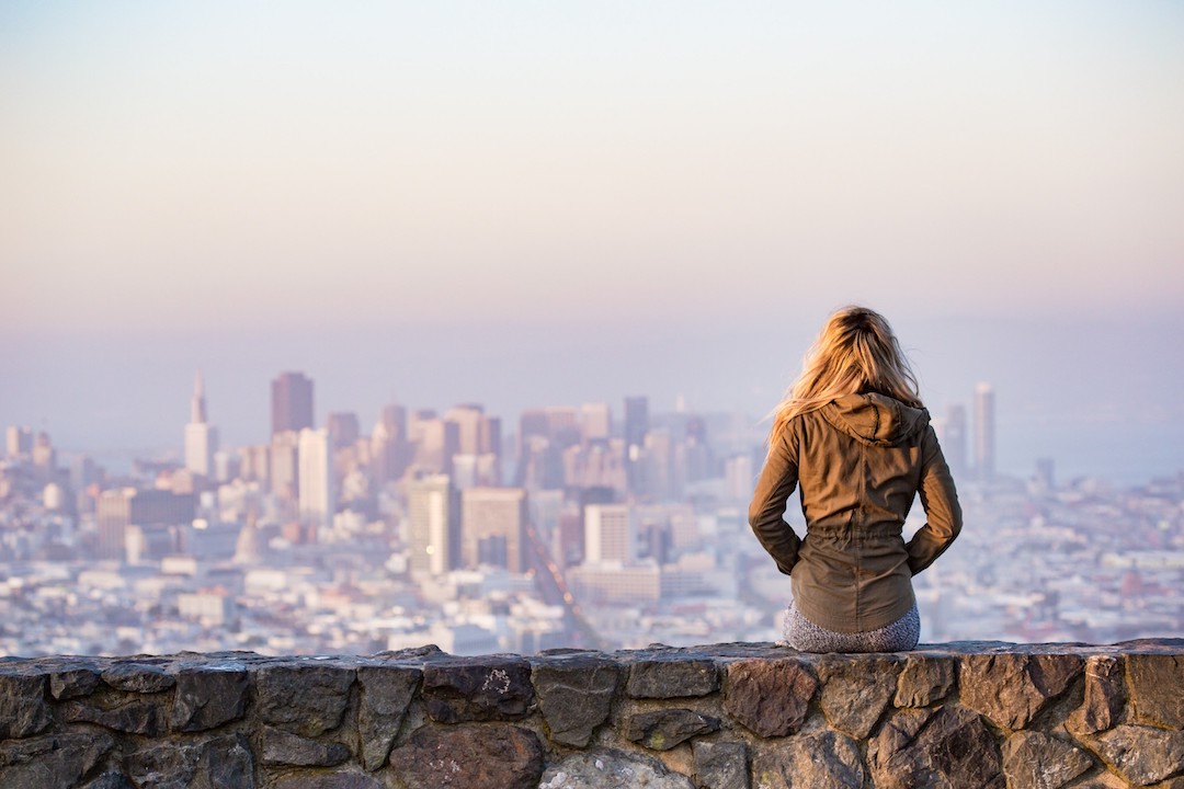 Una donna davanti a una città - foto: adventure-architecture-bay da Pexels