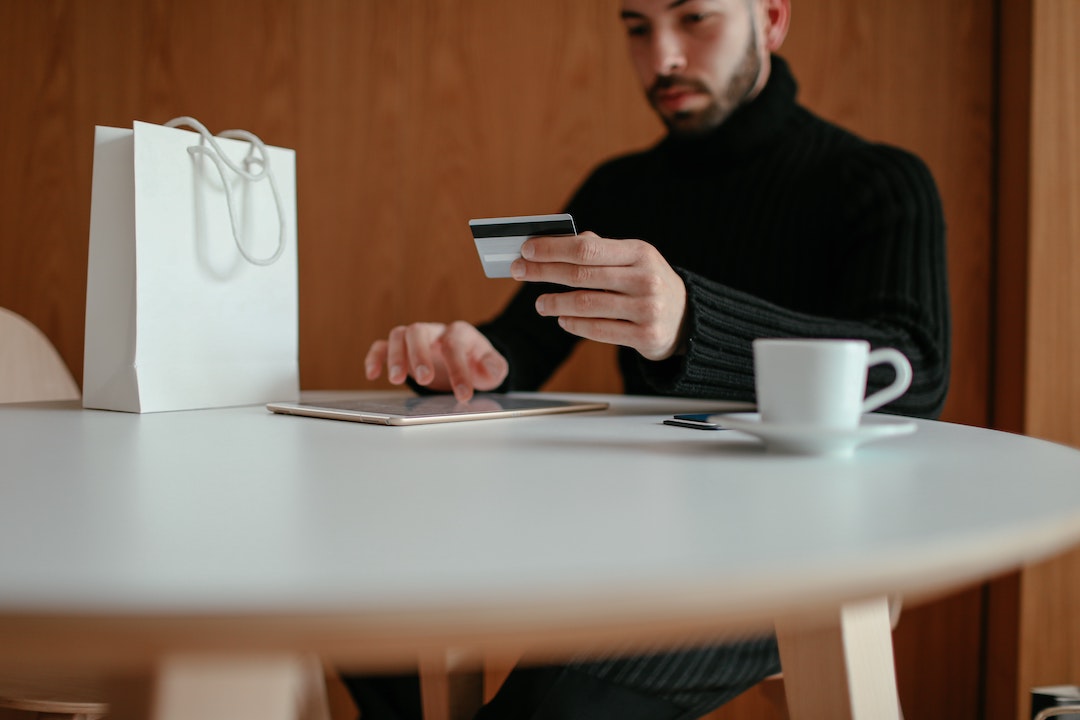 Uomo con tablet e carta di credito - Foto di Cup of Couple da Pexels