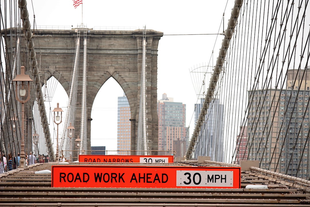 Foto dei lavori sul Ponte di Brooklyn: "Lavori in corso" dell'utente di Flickr Keturah Stickann