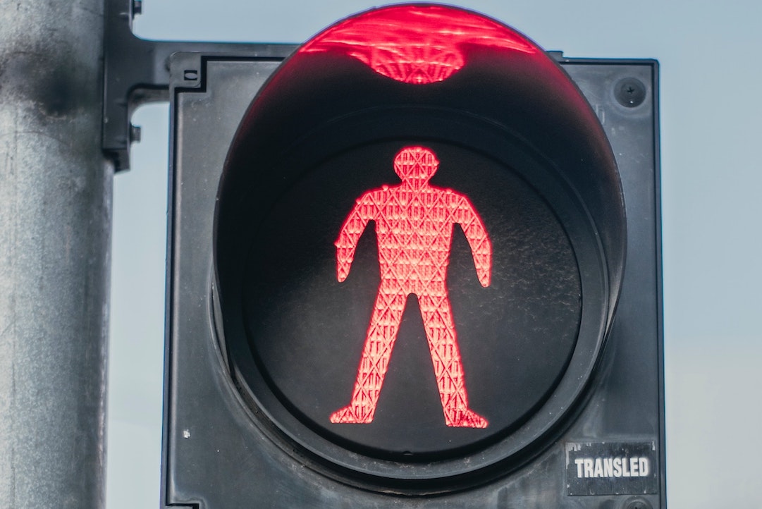 Semaforo rosso - Foto di Davis Sanchez da Pexels