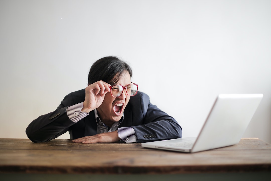 Un uomo disperato davanti al computer - Foto di Andrea Piacquadio