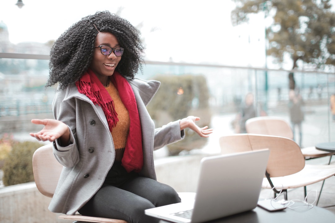 Una donna sorridente davanti al computer - Foto di Andrea Piacquadio, Pexels
