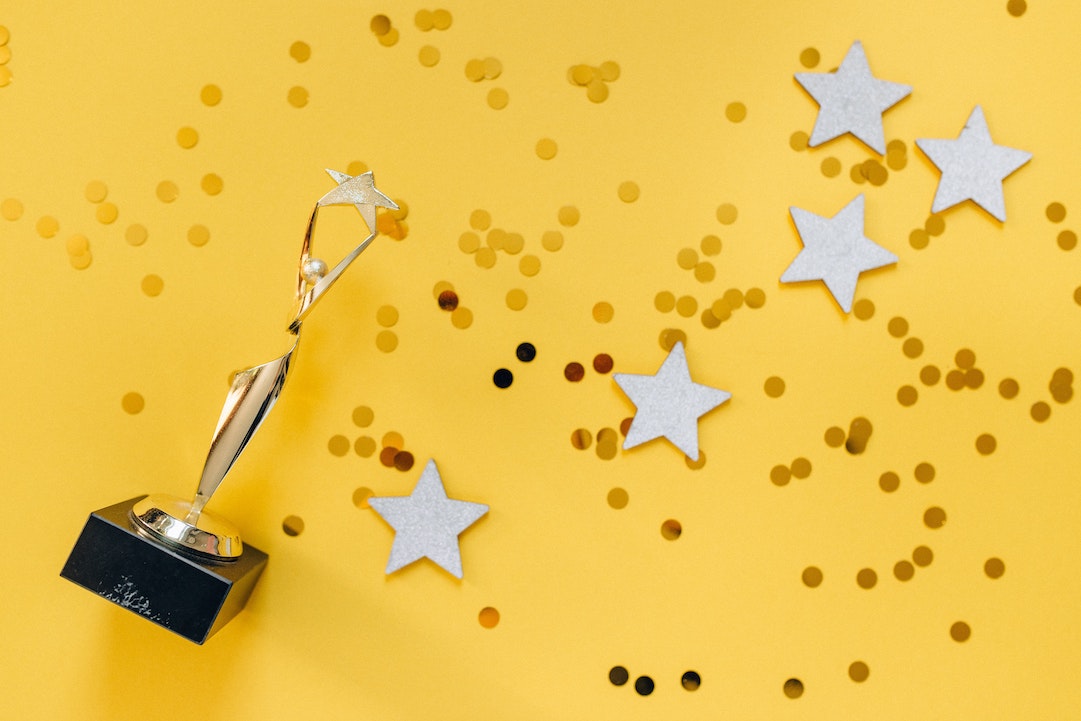 Trofeo con delle stelle per celebrare una buona reputazione. Foto di Nataliya Vaitkevich - Pexels