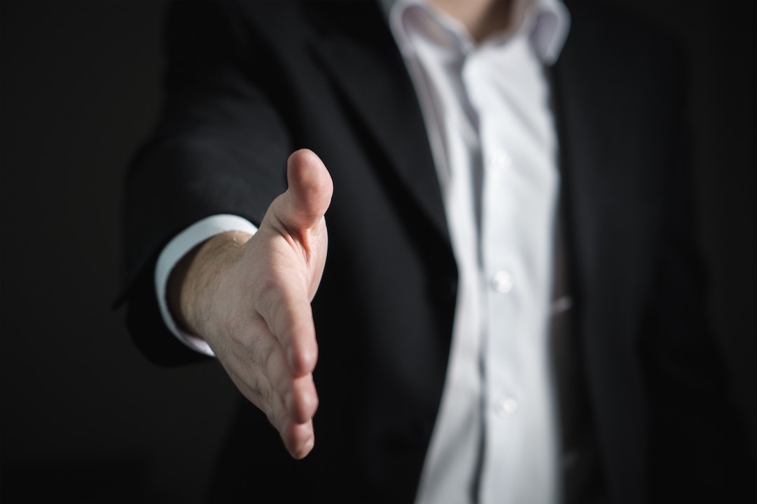 Stretta di mano di fidanzamento - Foto di Pixabay su Pexels