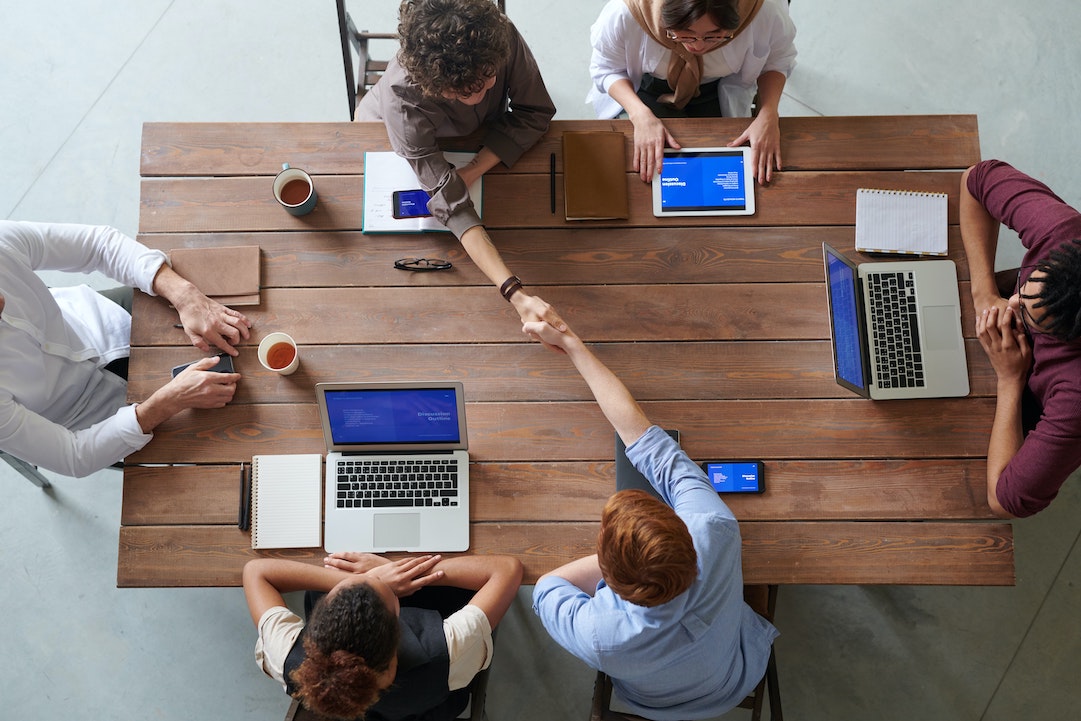Reputazione, deliverability: il team che lavora intorno a un tavolo