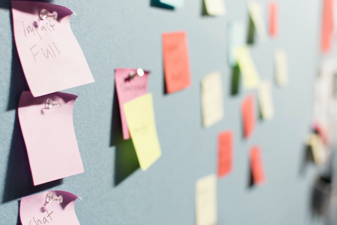 Consigli sui post-it - Foto di Patrick Perkins su Unsplash