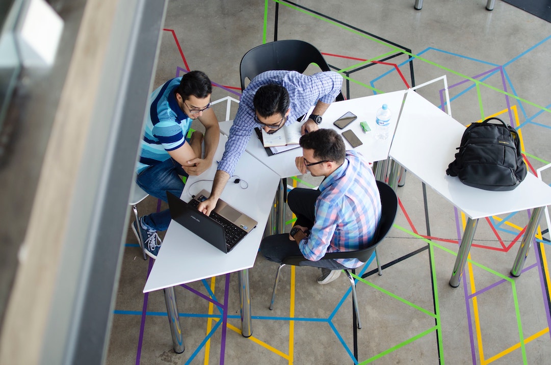 Newsletter per startup tecnologiche - un ragazzo nerd che parla davanti a dei portatili
