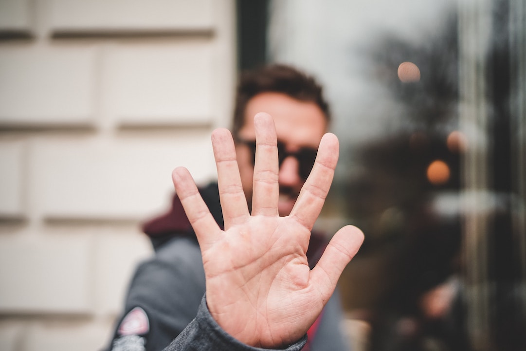 5 motivi per cui non ricevi risposte dalla tua mailing list - uomo che mostra la mano con 5 dita