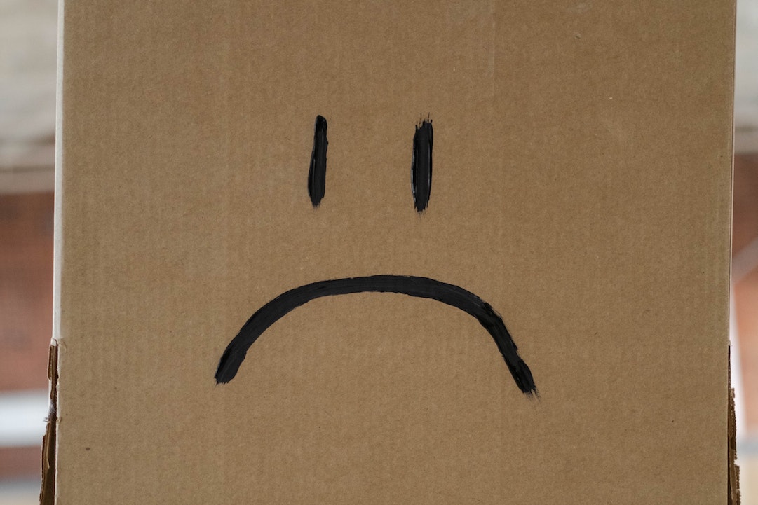 Reclami: evitali – Faccia triste su una scatola