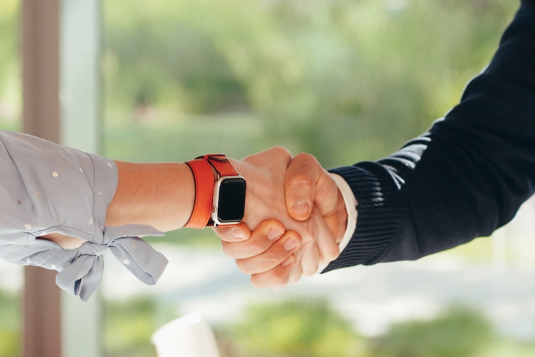 Reputazione del mittente - uomo che allunga la mano - Foto di Pixabay su Pexels