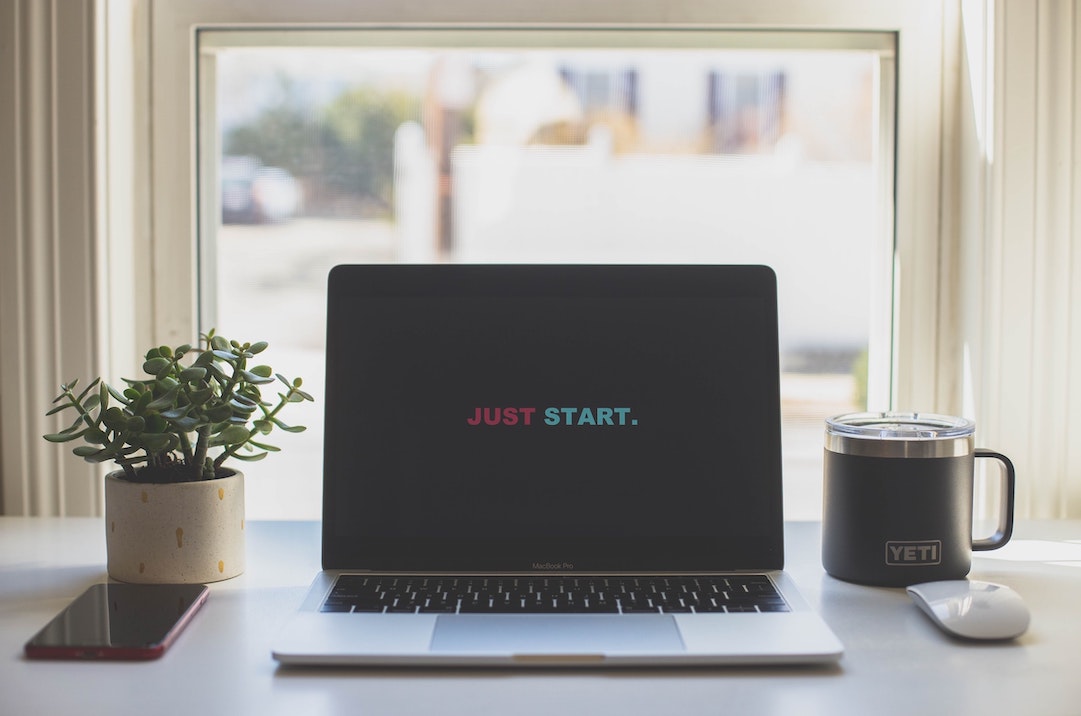 Immagine dello schermo di un computer con la scritta “Just Start”