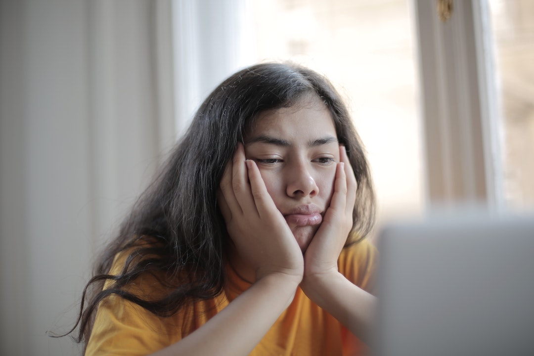 Alle persone non piacciono le mie email - Una donna delusa davanti al computer
