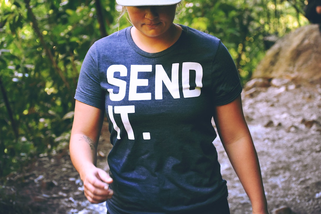 7 modi che funzionano davvero - Foto di una donna con una maglietta con la scritta “Send email” - Foto di Drew Farwell su Unsplash