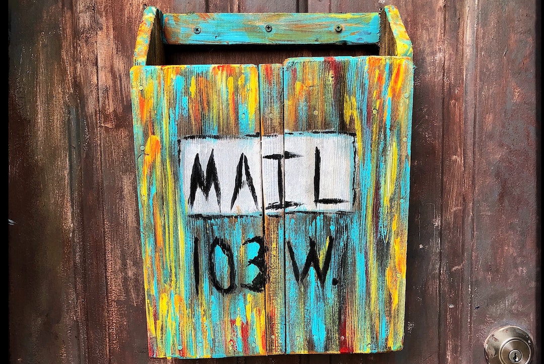 Cassetta postale colorata su una porta - Foto di Carlos J. Cuadros - Pexels
