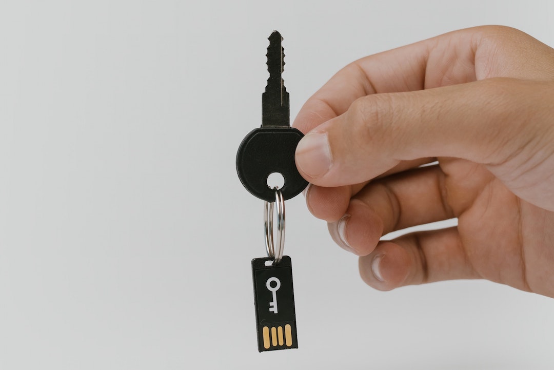 Foto di una chiavetta USB collegata a una chiave - Foto di Cottonbro su Pexels