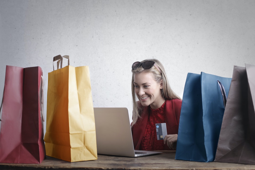 Foto di una donna che acquista prodotti online - foto di Andrea Piacquadio - Pexels
