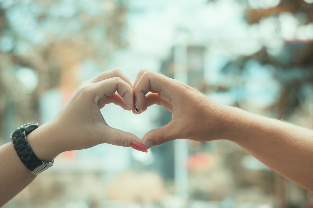 Foto di due mani unite a formare un cuore. Foto tratta da Nothing Ahead su Pexels