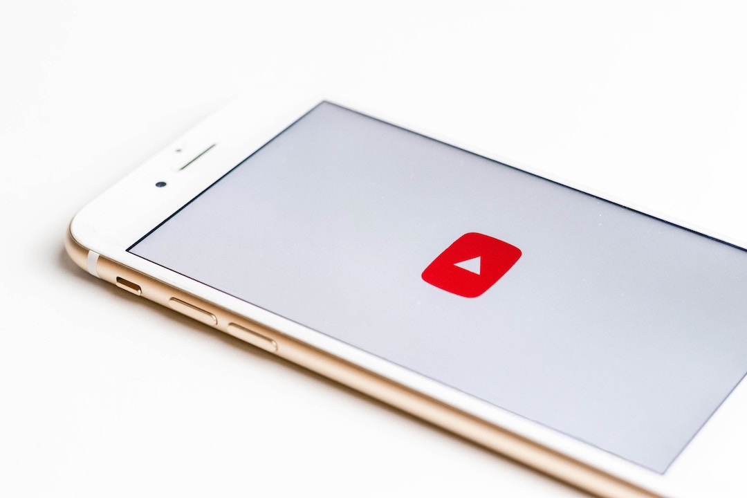 Foto dell'icona di YouTube sullo schermo di un telefono - Foto di Sara Kurfeß - Unsplash