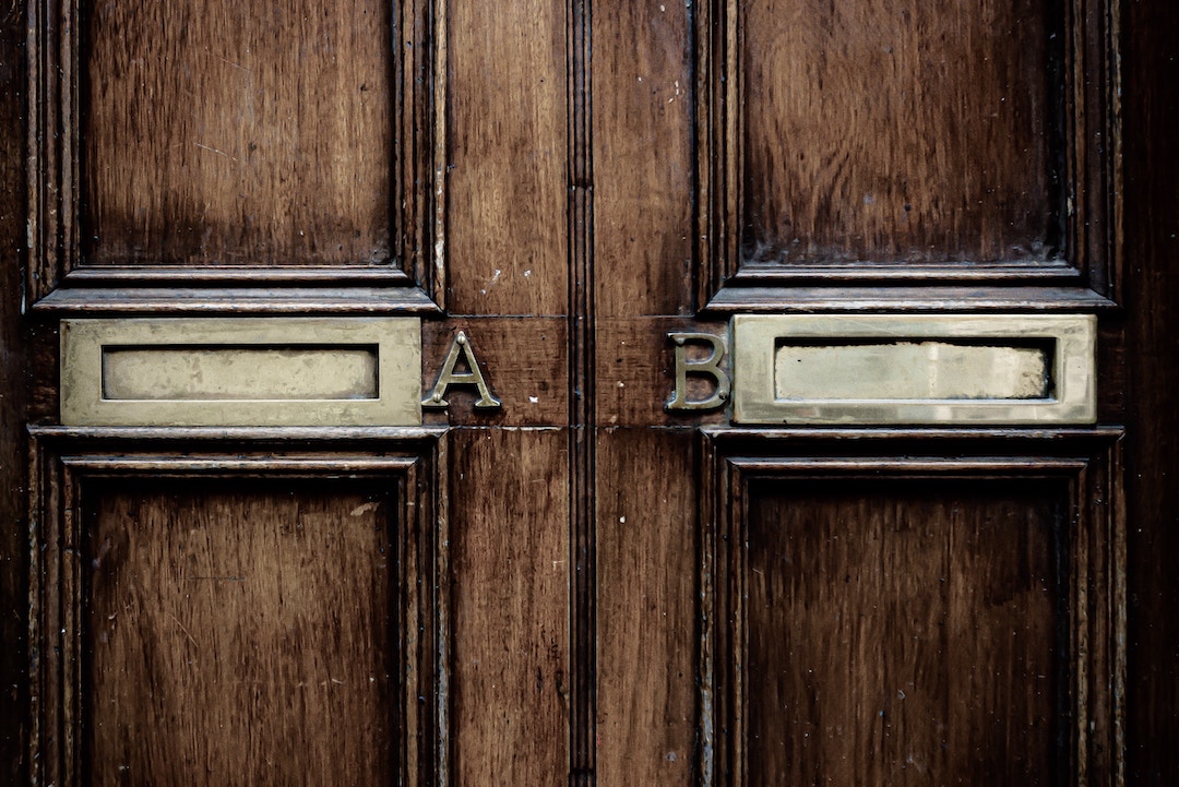 Cassetta postale A e cassetta postale B una accanto all’altra - Foto di Jason Dent su Unsplash