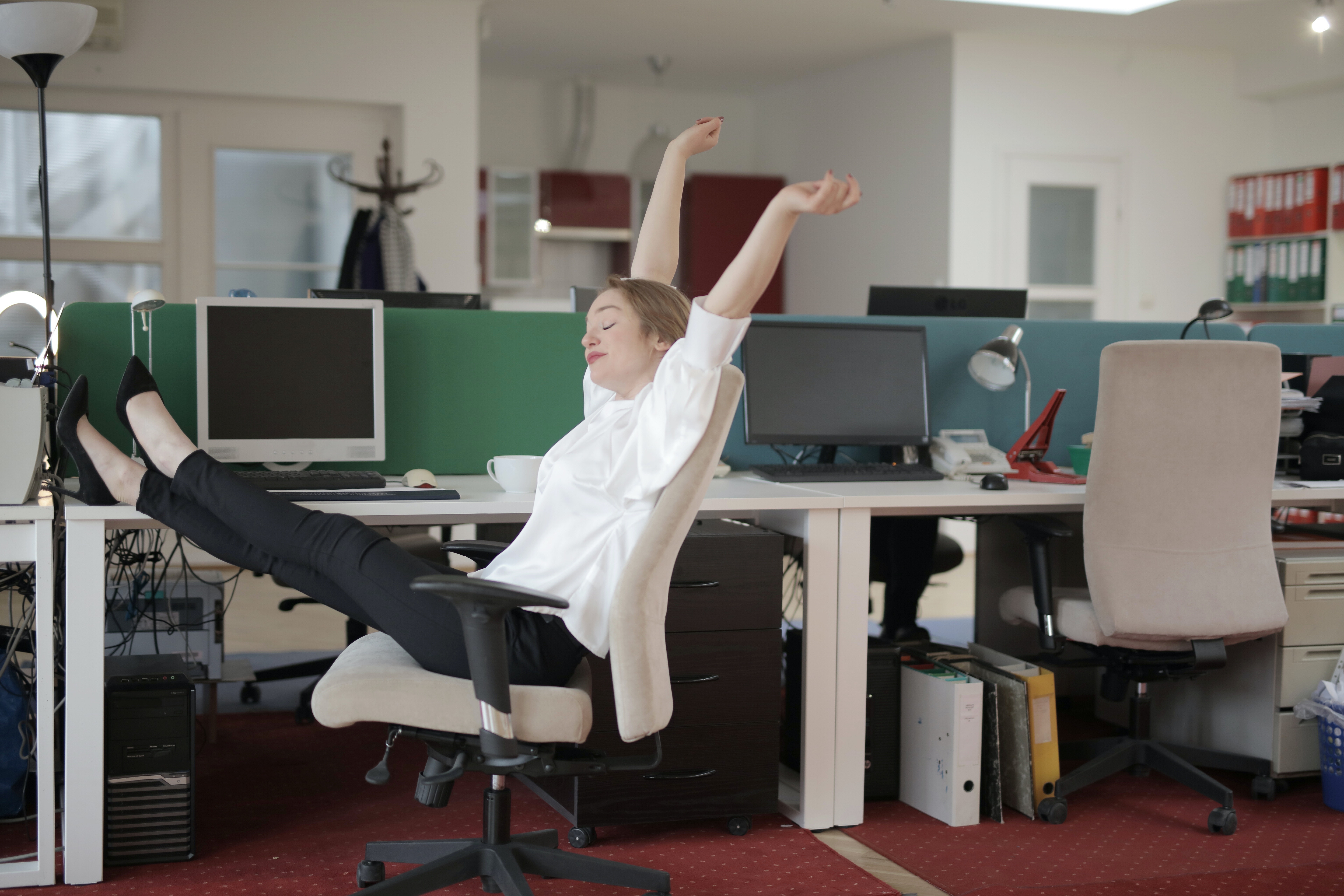 Donna che si rilassa davanti al computer - Foto di Andrea Piquadio - Pexels