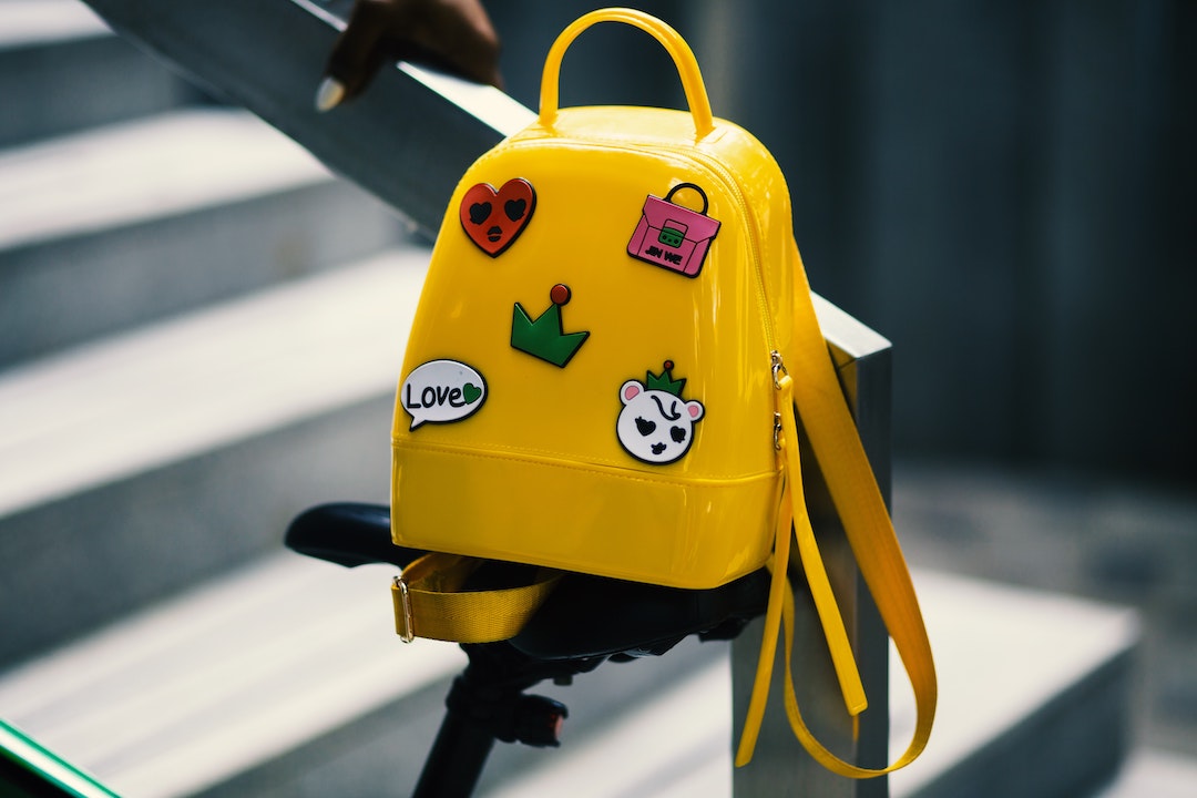Zaino giallo appeso a una rampa con le scale
