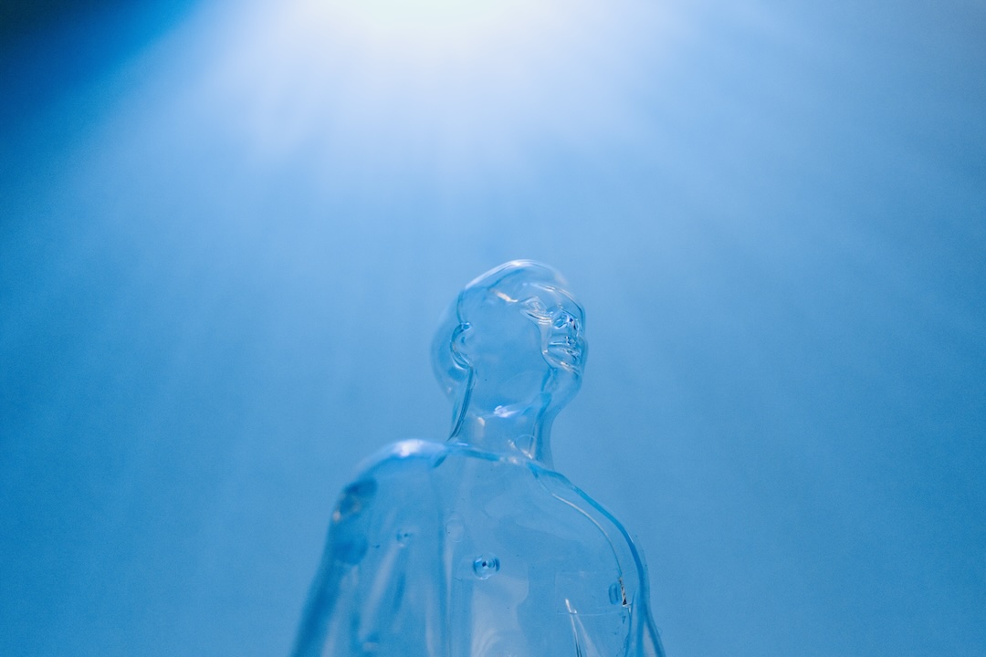 una persona in una busta di plastica trasparente - Foto di Tara Winstead su Pexels
