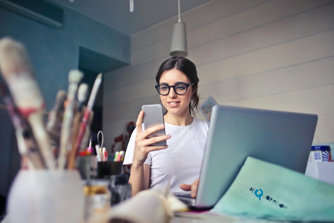 Una donna che lavora guardando il telefono. - Foto di Andrea Piacquadio - Pexels