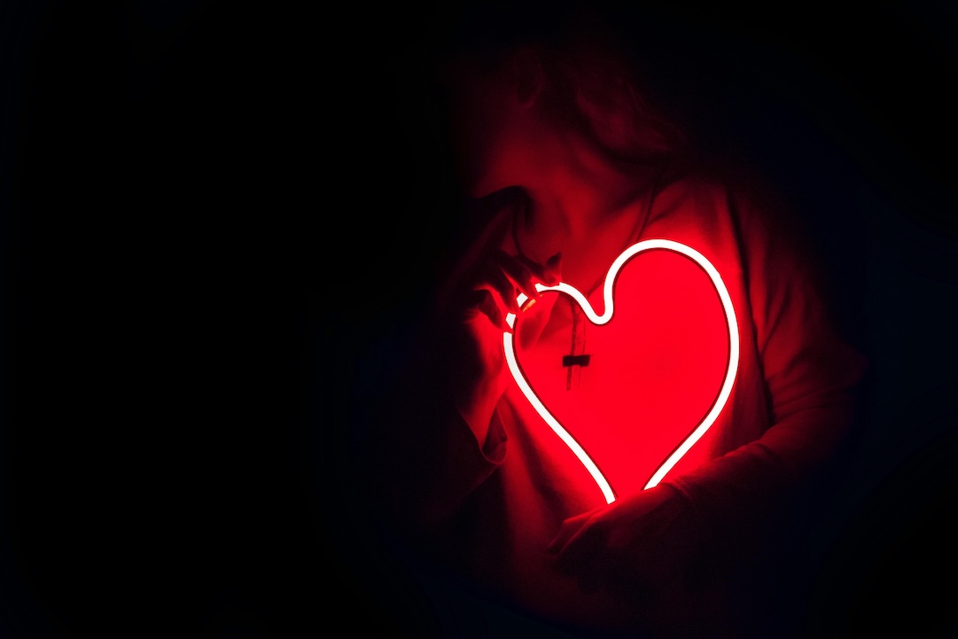 Qualcuno con un cuore al neon tra le mani - foto di Designecologist - Pexels